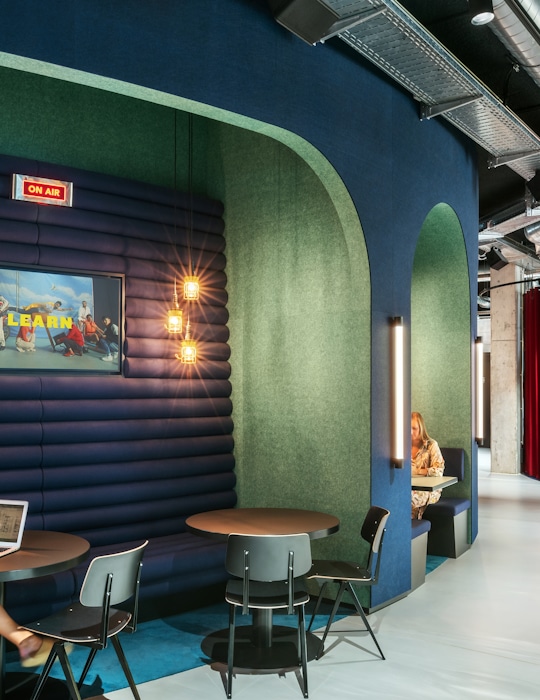 Social Hub Vienna Hospitality design by Studio Königshausen. Our primary focus was elevating the communal experience, particularly within the lobby area. We aimed to maintain an open, diverse, playful atmosphere while carving out intimate and inviting spaces. 